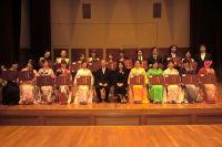 東京音大の卒業式・修了式で、大学院修了の皆さんと。皆さんにはとにかく心身の健康に気をつけてチャレンジを続けて頂きたいと思います。一人だけお顔を♡マークにしています、ごめんなさい。関係者に確認できたら、♡マークを外しますね。