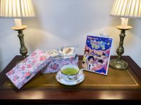 小野あつこさんの出演されたNHKホール「おかあさんといっしょファミリーコンサート」を観て参りました。三年前には一番新人でいらした小野さんが、今や（代替わりした）新しいお兄さんやお姉さんを引っ張ってステージをまとめていらっしゃるお姿に感無量。今回のファミリーコンサートも、（当然ながら）代役のいないシングルキャストで1日2回公演を4日間連続。強健でなければ務まらないですね。ツーショット写真は掲載出来ないので、代わりに頂いたお茶とDVDのお写真を。