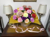 ５月９日、母の日。NHK ETVで活躍する小野あつこさんから今年もこんな素敵なお花を頂いてしまいました。早いもので、2016年４月に歌のおねえさんになられてもう６年目。歌のおねえさんは激務、との噂があって心配でしたが、元気に活躍されている様子で本当に良かったです。