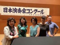 今日は戸塚区民文化センターさくらプラザホールで、日本演奏家コンクールの二次予選でした。高校生、大学生、一般、アマチュア部門の計50名ほどの審査を終え、一人ひとりについて講評を書かせて頂き、ヘトヘトになりながら先ほど帰宅しました。高校一年生からアマチュア部門の80歳の方までいらっしゃいましたが、演奏を聴かせて頂いていると、皆さんそれぞれの人生経験、想いといったものが歌に映し出されているようにうかがえました。写真は審査終了後に、本日の審査員の皆さまと（写真をとる瞬間だけ、マスクを取っています）。