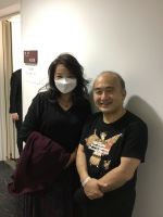 東京音大池袋キャンパスの100周年記念ホールで開かれた第九演奏会に行ってまいりました。指揮は広上淳一先生が取られましたが、ほかはオケも合唱もソリストもすべて学生という、とってもフレッシュな演奏会でした。感染対策上の様々な厳しい規制がある中で、若い皆さん本当に頑張ってくれました、素晴らしい演奏会だったと思います。演奏終了後、広上先生が舞台スピーチ。「今日は合唱団は全員マスクを着用しての演奏でした。出来ればマスクなしで歌わせてあげたい、100周年記念ホール一杯に合唱の声を響かせたいという思いがありました。でもコロナ禍の中でこういう演奏会をやることにはリスクがあり、（それを承知で）演奏会を開かせてくれた大学側の想いを考えるとマスク着用でいくしかない、という判断になりました」といった主旨のことを仰っていました。マスク着用して合唱を頑張ってくれた皆さんに向けた広上先生からの温かい労いのお言葉だったと思います。トップがしっかりそういうメッセージを発信してくれることがとても大切なんだ、と改めて感じた次第です。写真は演奏会終了後、広上先生と。