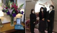 今日は新宿区の牛込箪笥（たんす）区民ホールで、２年ぶりの門下演奏会でした。コロナ禍の再拡大が始まった中でしたが、開催に向けて中心となって進めてくれた四年生始め関係者の皆様のご尽力でなんとか演奏会を終えることができました。関係者の皆様に深く感謝いたします。なかなか人前で演奏する機会の少ない昨今ですが、出演された皆さん、日頃の成果を十二分に発揮してくださいました。素晴らしい演奏会であったと思います。写真は、①門下の皆さんから頂いたお花と豪華な銀の写真立て②密防止のため監視員としてホール内を巡回してくれた助手の神戸さん、卒業生の森山さんと。　　集合写真（毎年恒例のコラージュ写真）、演奏動画はただいま制作頂いているところです。