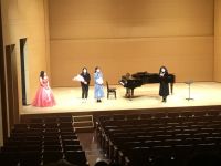 １月２４日に品川区のスクエア荏原ひらつかホールで東京音大　菅有実子門下演奏会を開催しました。今年の出演者は４１名。演奏時間は実に7時間に及びました。依然続くコロナ禍に加えて大寒波の中、来場してくださり、門下生の演奏に温かい拍手を送ってくださいましたお客様方に厚く御礼申し上げます。大きなミュージカル公演が感染上の問題から公演中止になるような事態が起きている中、私たちの演奏会も開催出来るのか心配でしたが、①出演者に抗原検査を必須とし、②施設内の楽屋や会議室、和室など借りられるスペースは全て借りて更衣室として使うことで出演者を分散し、③門下OGを監視員として配置し、など、出来る対策は全てやって本番に臨みました。これらは門下のインペクさん、演奏会係はじめスタッフの皆さんの創意工夫の成果であり、皆さんに改めて御礼申し上げたいと思います。演奏会を終えて改めて感じたのは、大きなホールで響きを感じながら歌ってもらう指導の大切さ。大きいホールだからマスクなしで歌って頂けて、私も色々な気づきがありました。
