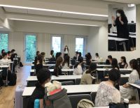 昨日は東京音大の大教室で、菅有実子門下の皆さんの顔合わせ会でした。コロナ禍の３年数か月、なかなか門下の皆さんが一堂に集まる機会がなかったのですが、昨日ようやく会合が実現しました。こういうリアルに集まってお話ができる場って本当に大切ですね。