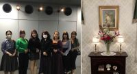 今日は、東急目黒線武蔵小山駅近くのスクエア荏原ひらつかホールで、東京音大菅有実子門下演奏会でした。参加者じつに50名、12:30開演、19:30終演という大規模かつ長丁場の演奏会でしたが、皆さん体調管理に気をつけてくださり、全員無事に演奏を終えることが出来ました。写真は終演後に一緒に記念写真を撮った４年生の皆さん、そして門下の皆さんから頂いたお花です。門下の皆さん、伴奏者の皆さん、裏方として演奏会を支えてくださったスタッフの皆さん、お疲れさまでした。ありがとうございました。