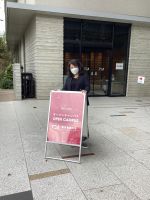 今日は東京音大　秋のオープンキャンパスでした。私は無料体験レッスンというセッションで、1人20分のレッスンを４名担当させて頂きました。遠くから飛行機に乗って来てくれた方も。今日すごく感じたのは、皆さんがとても歌が好きで、情熱を持って歌の勉強に取り組んでいらっしゃるんだということ。それを肌で感じられて、とても嬉しかったです。短いレッスン時間ではありましたが私も精一杯頑張ってレッスンをさせて頂きました。オープンキャンパスの立て看板が、前より少し可愛くなっていました。