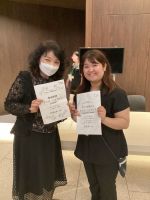 7月15日から始まったオペラ実習の春学期試演会がようやく終了。皆さん、半期に渡って音楽指導、指揮、演出、言語指導と、様々なプロフェッショナルの先生方によって鍛えていただいた成果を遺憾なく発揮して、本番を演じてくれたと思います。多くの皆さんに共通する今後の課題を敢えて挙げるならば、「大きいホールで演技する時に気をつけること」でしょうか。舞台から遠く離れた観客に自分の演技を見てもらうためには、大きく初動を入れることで観客の目線を誘い、その上で大きく演技することが必要です。そのようなことも意識しながら、今後さらなる進化を遂げてほしいと思います。写真は、今年度から声楽助手として活躍してくれている小林英瑠奈さんと。