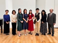 今日は東京音大　秋のオープンキャンパスでした。私は無料体験レッスンの他、志村文彦先生、安達さおり先生（先日の日本音楽コンクールで優勝した砂田愛梨さんの先生です）、在学生の皆さんとともに声楽専攻について説明致しました。在学生によるオペラ、ミュージカルシーンの実演では、涙を流す受験生も。やはり多くの説明よりも実演を見ていただくことって大切ですね。集合写真は、右から志村先生、私、オペラ「愛の妙薬」の “ラララの二重唱“を実演してくれた４年生のチョン･サンヨンさん、２年生の大前桜さん、ミュージカル「アナと雪の女王」の”あなたを失いたくない“を実演してくれた３年生の黒川桃花さん、１年生の本田真彩さん、安達先生、伴奏の服部容子先生。