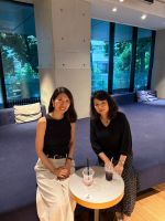 昔の門下生で、2010年に東京音大大学院を修了後、フランスに留学し現在はパリオペラ座の合唱団員として活躍しつつ大学でも教鞭を取られている上野真帆さん。そんな上野真帆さんが一時帰国されたので、東京音大代官山キャンパスのディーン&デルーカでじっくりとお話を伺いました。フランス人のご主人と二人のお子さんにも恵まれている上野さんですが、オペラ座は2〜3年ごとにオーディションがあり常に気が抜けないのだそうです。そんな上野さんも、代官山キャンパスには大感激されていました。私たちは毎日通っていて、自分のスマホでレッスン室の開錠ができることにも慣れてしまっていますが、それが必ずしも「世界の普通」ではないのですね。「同期の皆さまともお目にかかりたいですね」とも仰っていました。